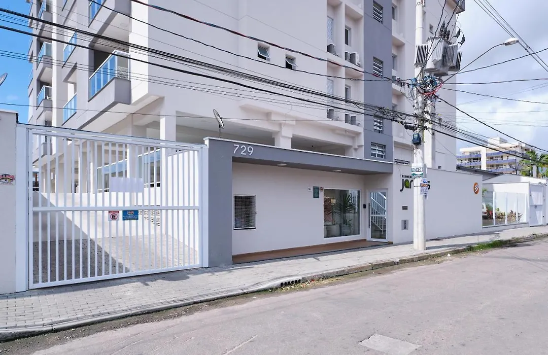 2 QUARTOS com Churrasqueira na Varanda, Piscina, Garagem interna, WiFi 500mbps, Ar Condicionado e Telas de Proteção-1
