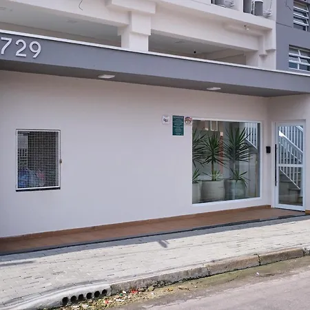 2 QUARTOS com Churrasqueira na Varanda, Piscina, Garagem interna, WiFi 500mbps, Ar Condicionado e Telas de Proteção-2